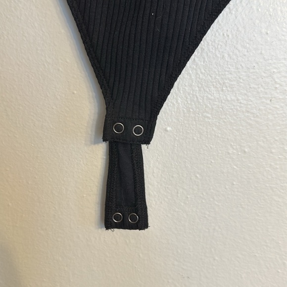 NWT Hollister Black Scoop Neck Knit Bodysuit - size Medium - Picture 4 of 4